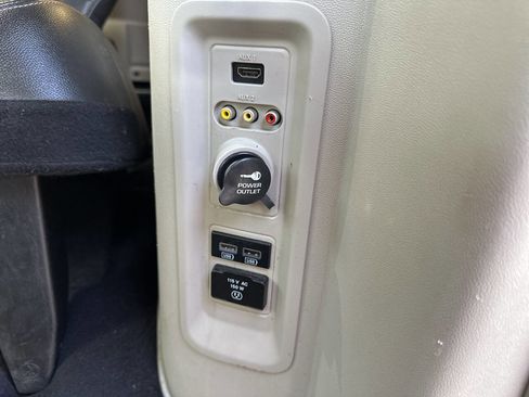 Used 2015 Chrysler Town & Country Touring image 9