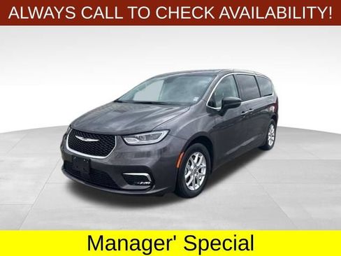 Used 2023 Chrysler Pacifica Touring-L FWD image 3