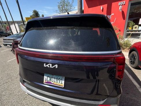 Used 2025 Kia Carnival FWD image 7