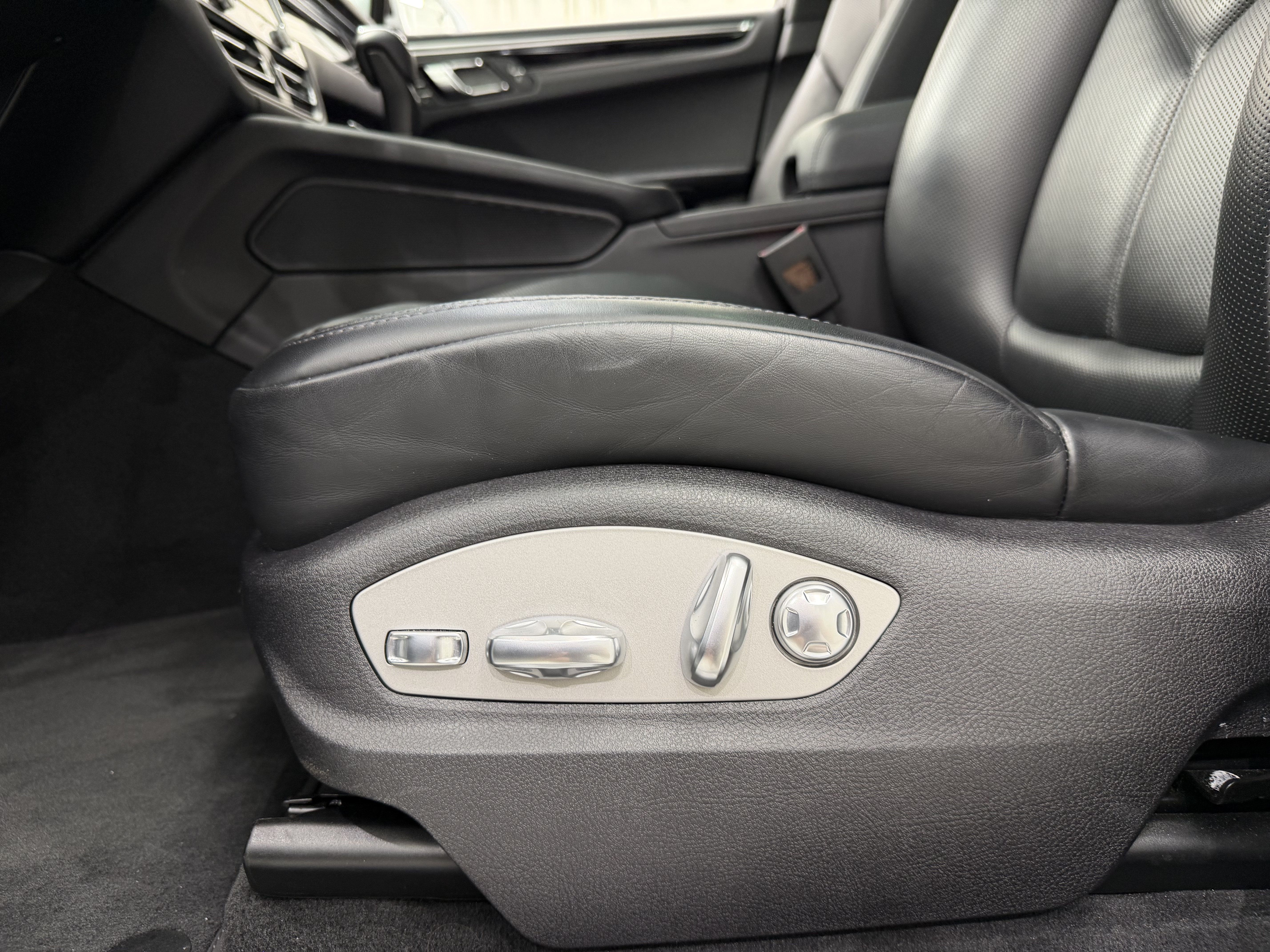 Certified 2024 Porsche Macan S AWD/4WD image 33