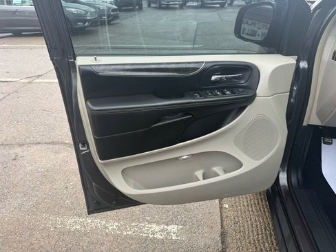 Used 2015 Chrysler Town & Country Touring image 15