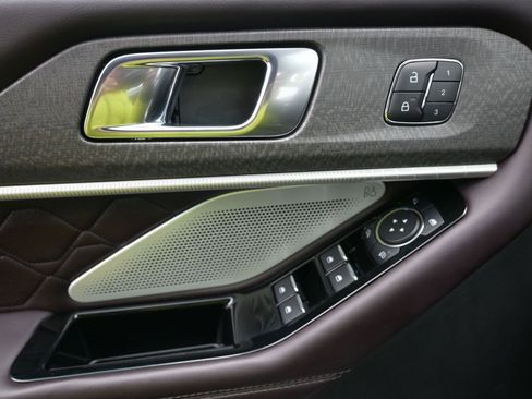 Used 2025 Ford Explorer Platinum w/ Ultimate Package image 17