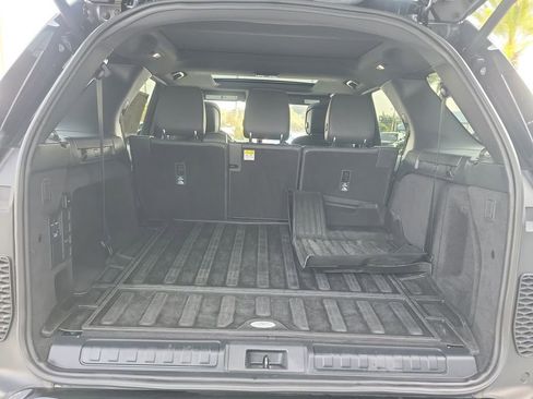 Certified 2024 Land Rover Discovery Dynamic SE image 11