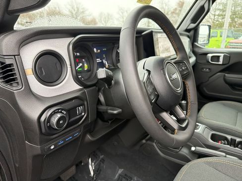 Used 2024 Jeep Wrangler Unlimited image 21