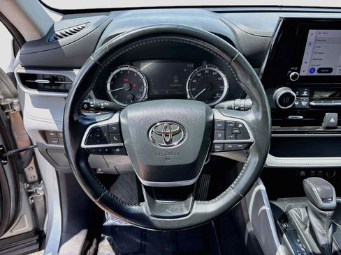 Used 2023 Toyota Highlander LE FWD image 11
