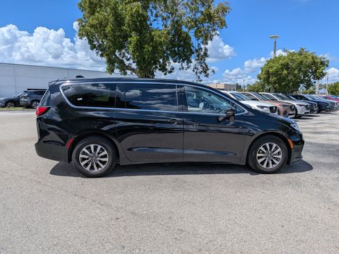 Used 2024 Chrysler Pacifica Limited FWD image 3