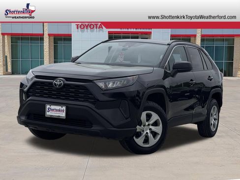 Used 2021 Toyota RAV4 LE image 1