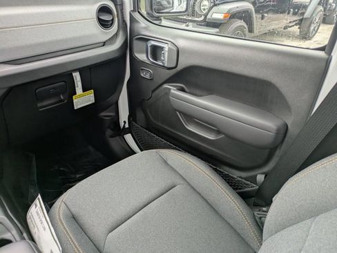 New 2025 Jeep Gladiator Sport image 15