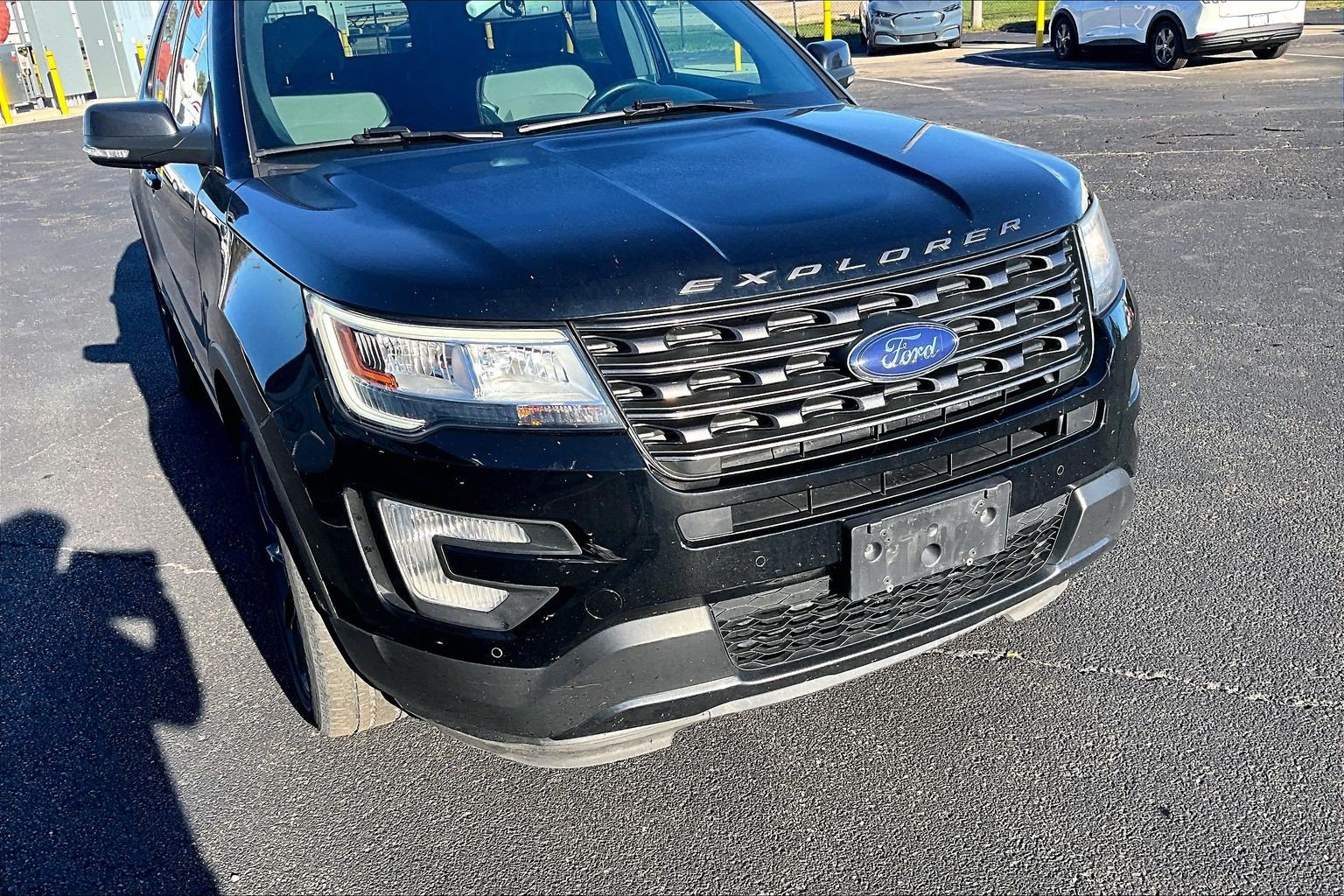 Used 2017 Ford Explorer XLT w/ Equipment Group 202A AWD/4WD image 4