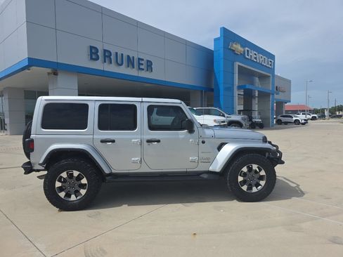 Used 2022 Jeep Wrangler Unlimited Sahara AWD/4WD image 20