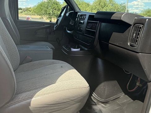 Used 2010 Chevrolet Express 2500 image 9