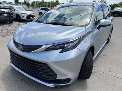 Certified 2025 Toyota Sienna LE FWD image 3