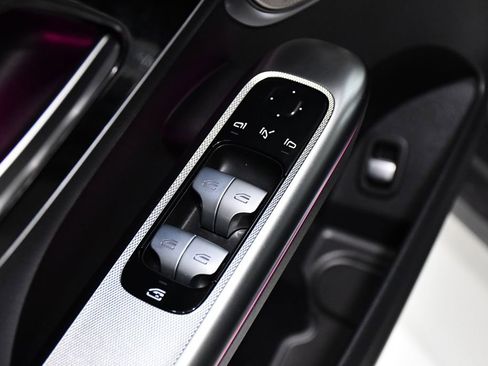 Used 2025 Mercedes-Benz GLC 300 4MATIC image 17