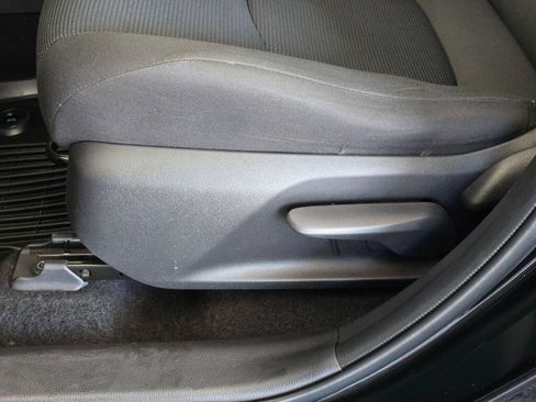 Used 2022 Toyota RAV4 LE AWD/4WD image 18