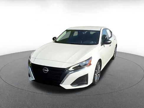 Used 2025 Nissan Altima 2.5 SV FWD image 6