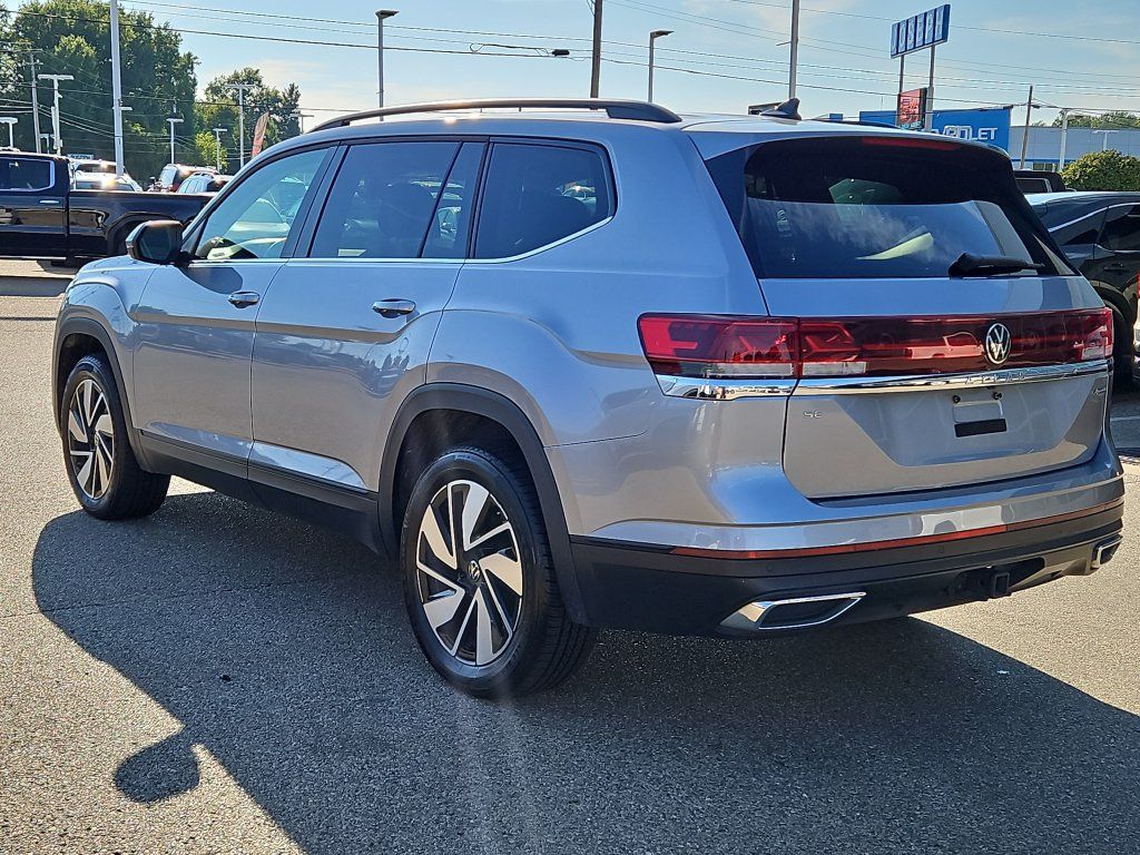 Used 2025 Volkswagen Atlas SE AWD/4WD image 3