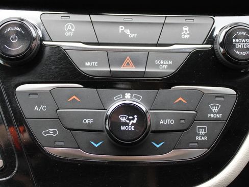 Used 2019 Chrysler Pacifica Touring-L FWD image 14