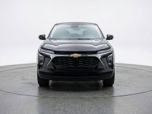 Used 2025 Chevrolet Trax LT FWD image 2