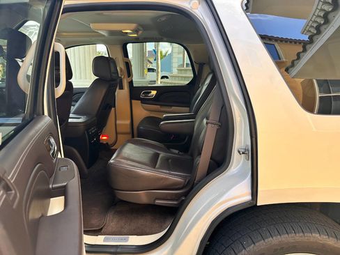 Used 2011 Cadillac Escalade Platinum image 60