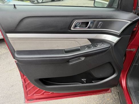 Used 2017 Ford Explorer XLT w/ Equipment Group 202A AWD/4WD image 11