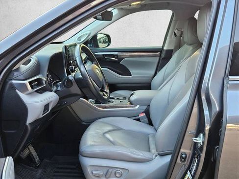Used 2020 Toyota Highlander Limited FWD image 15