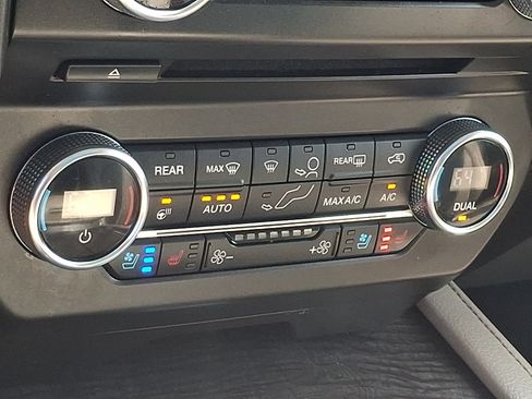 Used 2018 Ford Expedition Limited w/ Equipment Group 301A AWD/4WD image 17