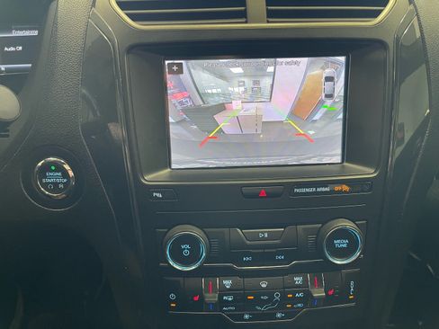 Used 2019 Ford Explorer XLT w/ Equipment Group 202A AWD/4WD image 49