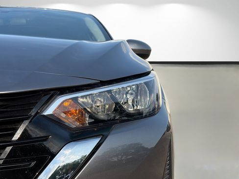 Used 2025 Nissan Sentra SV FWD image 9