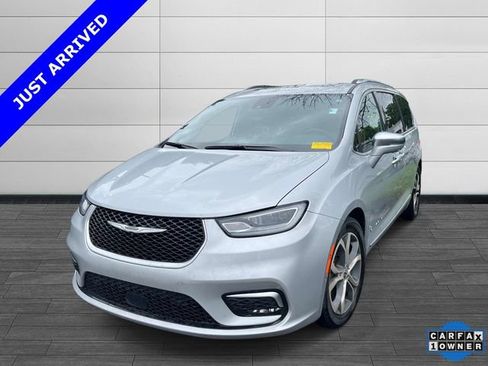 Used 2024 Chrysler Pacifica Pinnacle FWD image 6