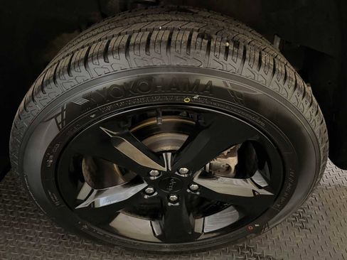 Used 2023 Jeep Grand Cherokee Limited w/ Black Appearance Package image 9