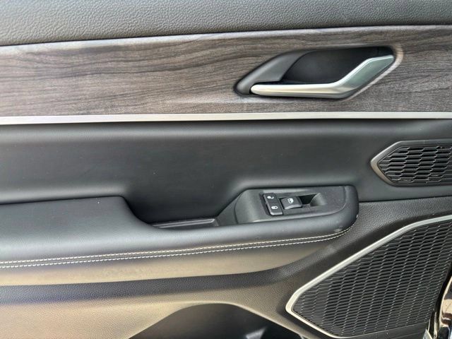 Certified 2022 Jeep Grand Cherokee L Limited w/ Black Appearance Package AWD/4WD image 17