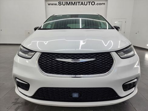 Used 2024 Chrysler Pacifica Touring-L image 20