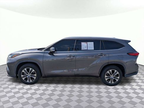 Used 2022 Toyota Highlander XLE FWD image 6