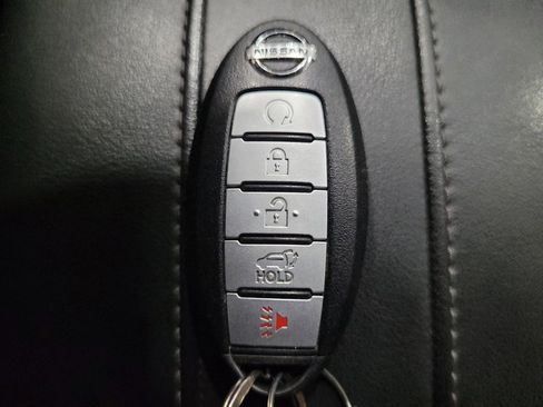Used 2018 Nissan Rogue SV AWD/4WD image 32