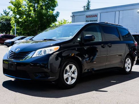 Used 2015 Toyota Sienna LE FWD image 3