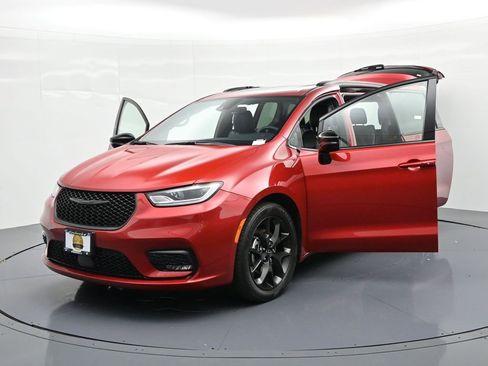 Used 2025 Chrysler Pacifica Limited FWD image 47