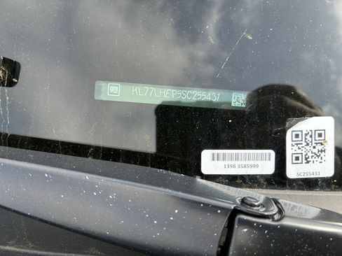 Used 2025 Chevrolet Trax LT w/ LT Convenience Package image 27