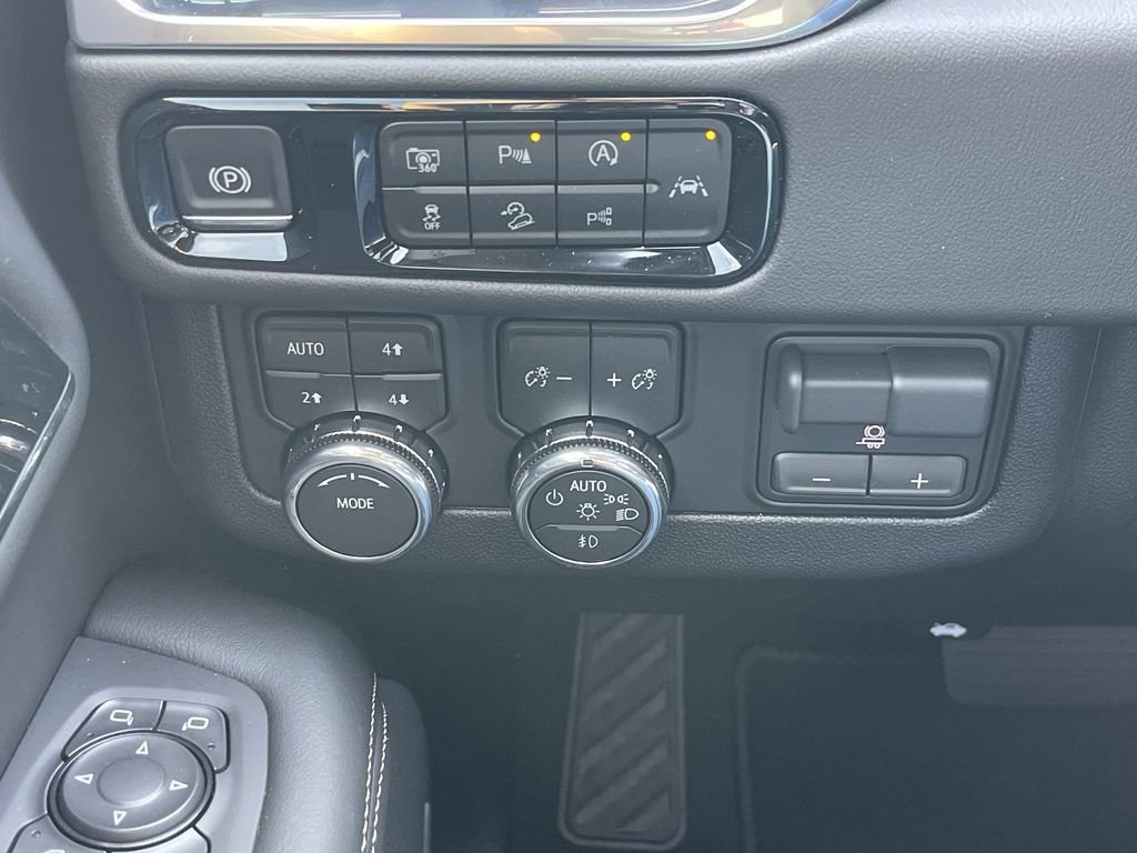 New 2026 GMC Yukon XL Elevation w/ Elevation Premium Package AWD/4WD image 18