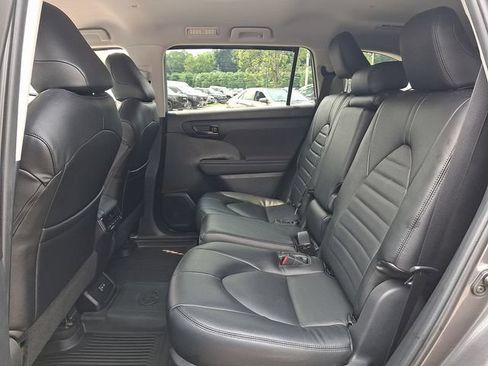 Used 2023 Toyota Highlander LE AWD/4WD image 17
