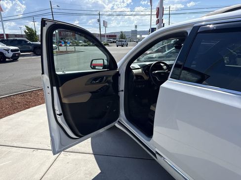 Used 2023 Chevrolet Traverse Premier AWD/4WD image 9
