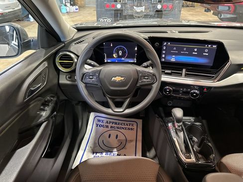 Used 2025 Chevrolet Trax LT FWD image 22