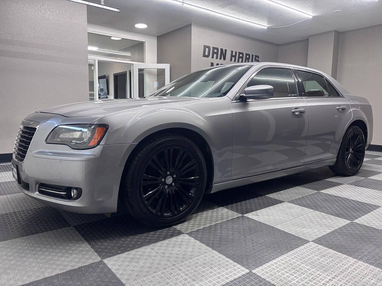 Used 2013 Chrysler 300 S RWD image 2