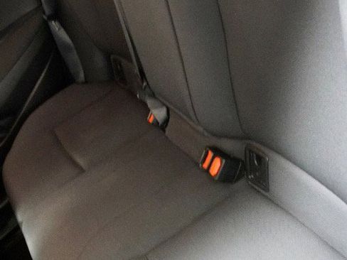 Used 2022 Toyota Corolla LE image 5