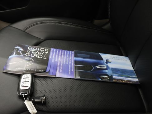 Used 2024 Chrysler Pacifica Touring-L FWD image 63