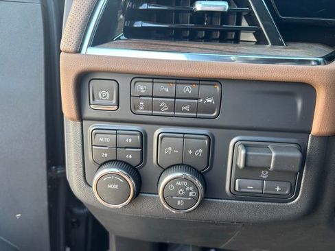 New 2026 Chevrolet Suburban High Country w/ Sun And Tow Package AWD/4WD image 28