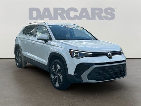 Used 2025 Volkswagen Taos SE AWD/4WD image 1