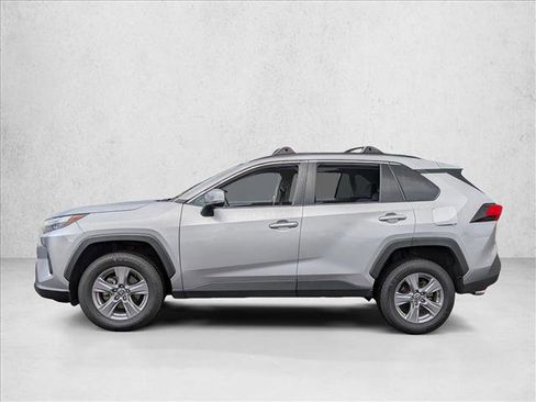 Used 2022 Toyota RAV4 XLE w/ Convenience Package FWD image 2