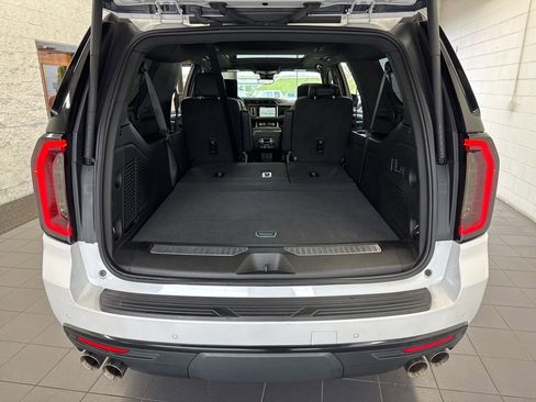 Used 2024 GMC Yukon XL Denali w/ Advanced Technology Package image 11