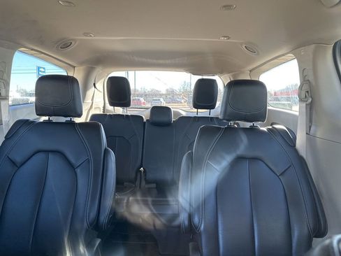Used 2023 Chrysler Pacifica Touring-L image 23