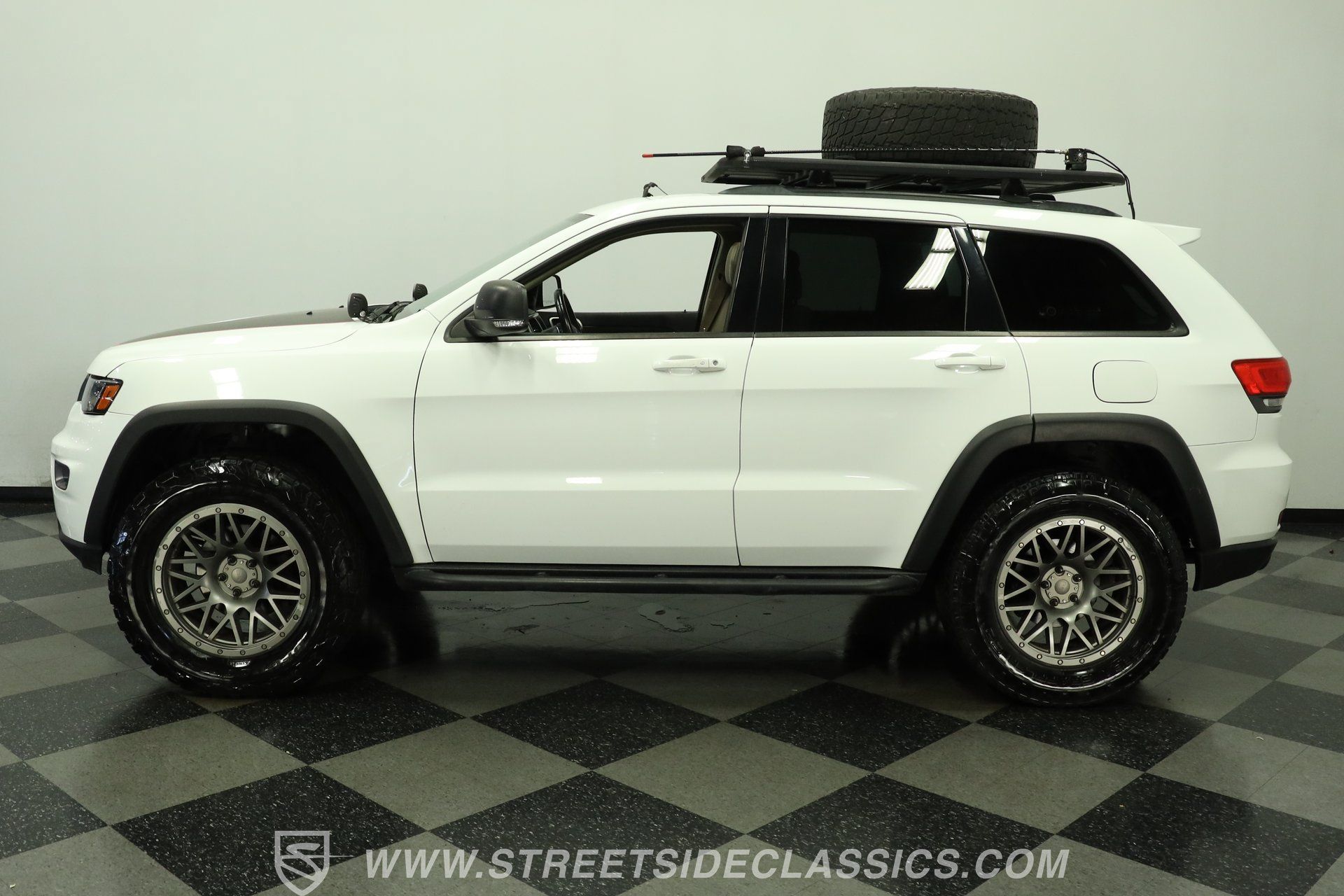 Used 2014 Jeep Grand Cherokee Limited w/ Luxury Group II AWD/4WD image 2
